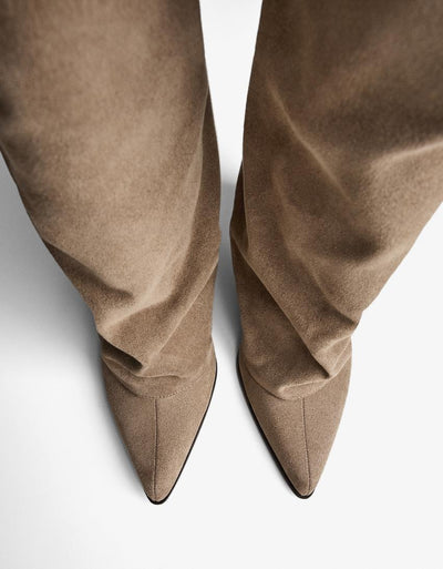 Bottes à talon et pantalon