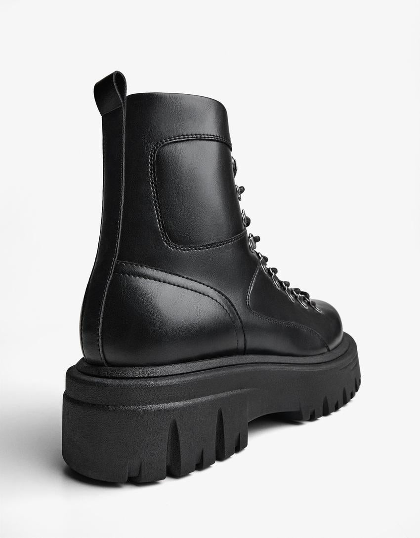 BOTTINES DÉTAILS MÉTALLIQUES