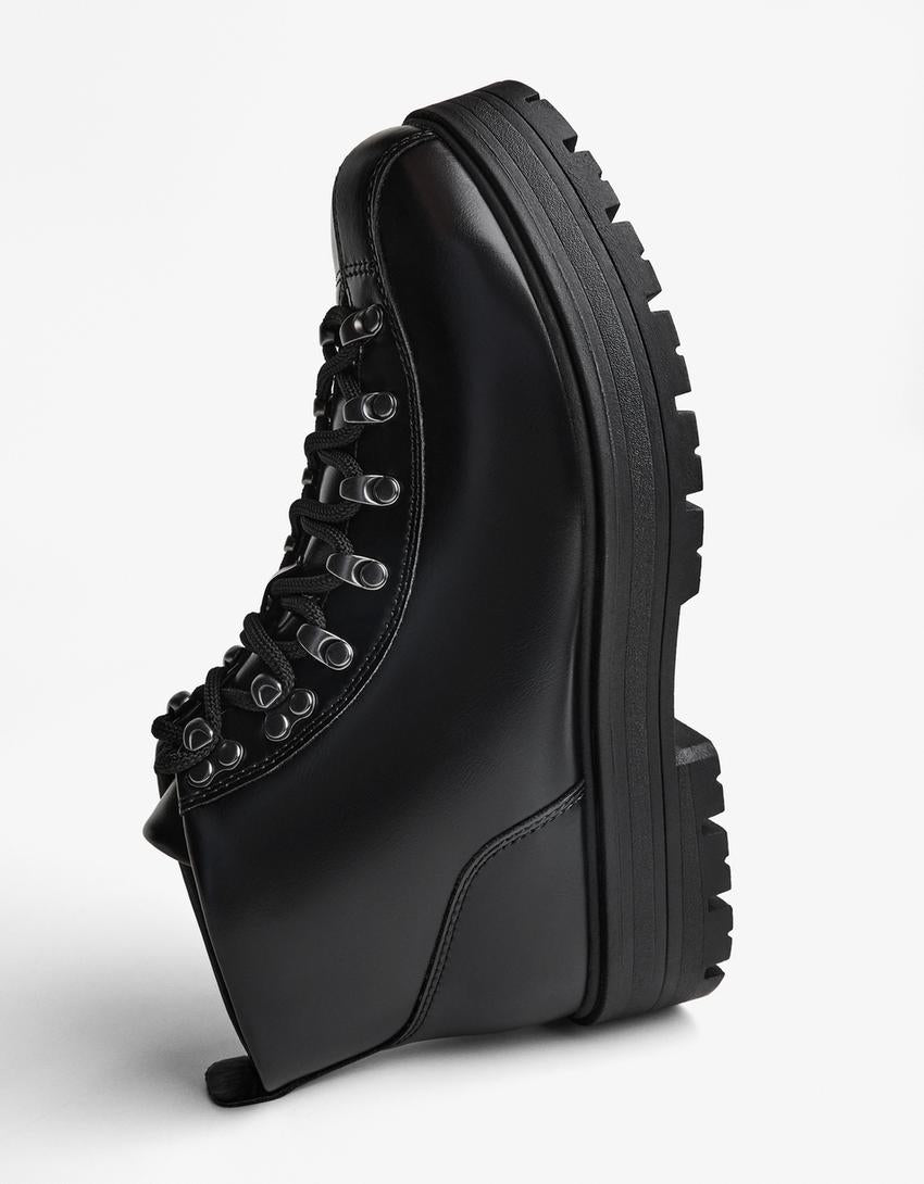 Bottine à Détails Métalliques