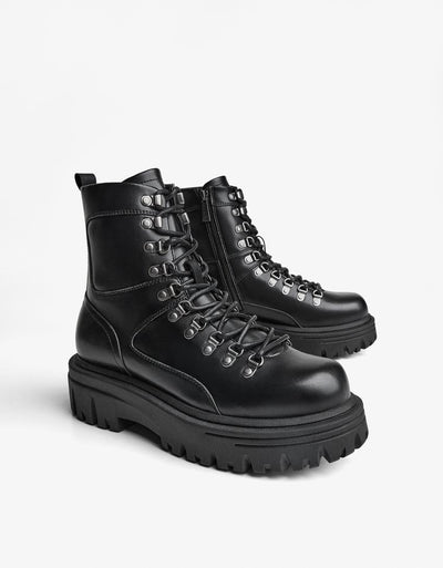 BOTTINES DÉTAILS MÉTALLIQUES