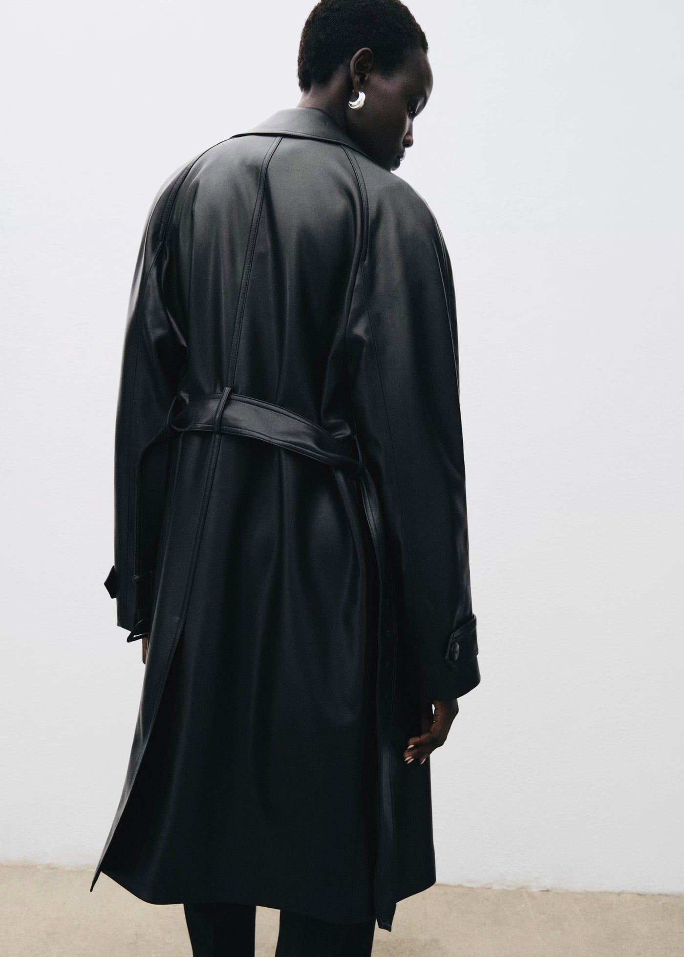 Trench long effet cuir avec ceinture