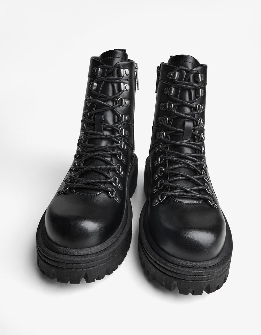 BOTTINES DÉTAILS MÉTALLIQUES