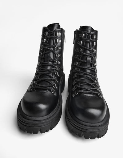 BOTTINES DÉTAILS MÉTALLIQUES