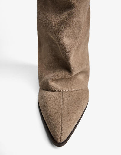 Bottes à talon et pantalon