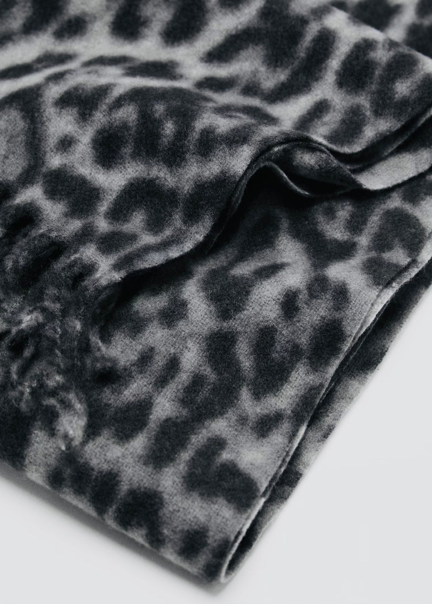 ÉCHARPE LÉOPARD FINITIONS À FRANGES