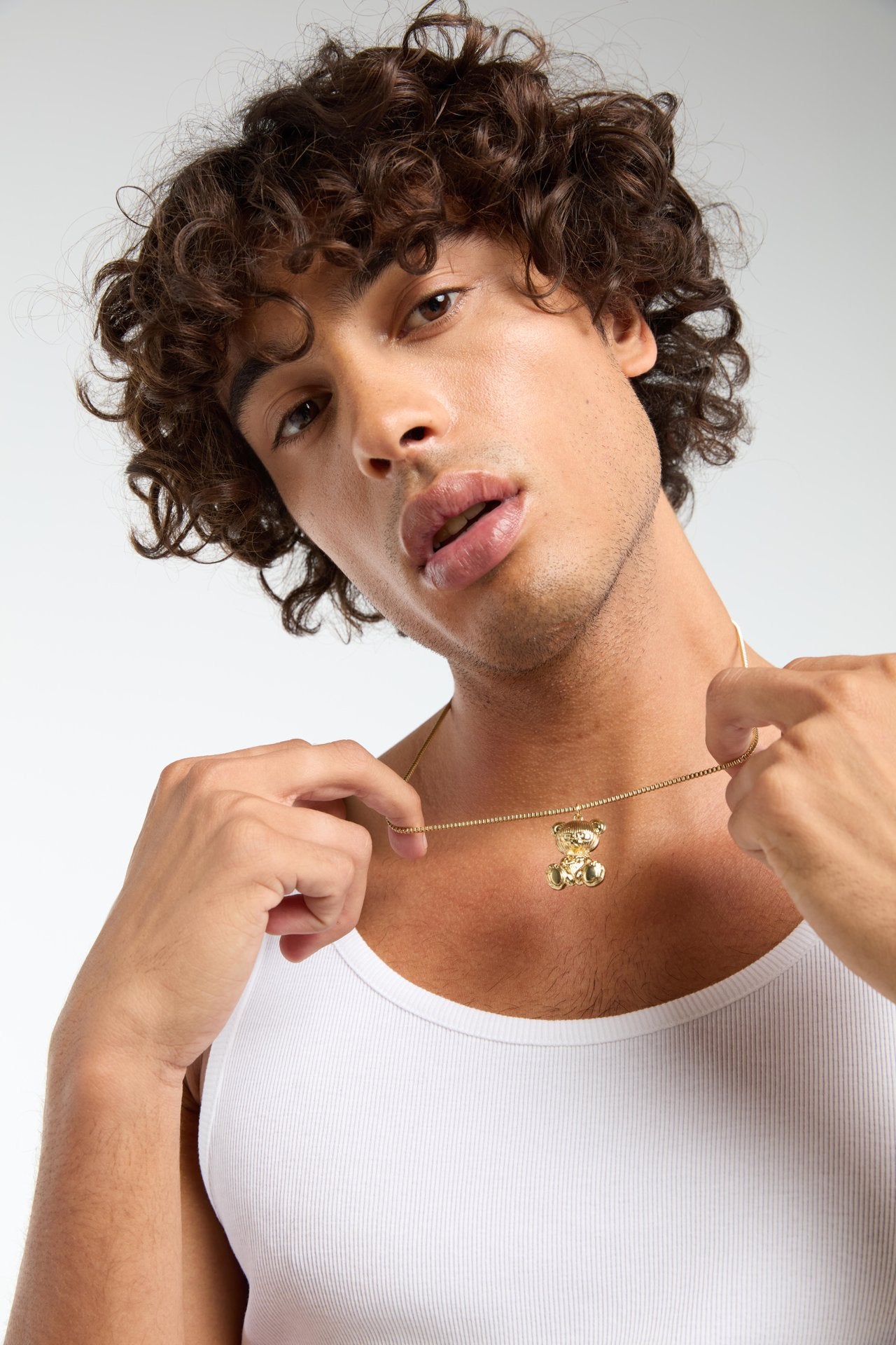 COLLIER AVEC PENDENTIF ET STRASS