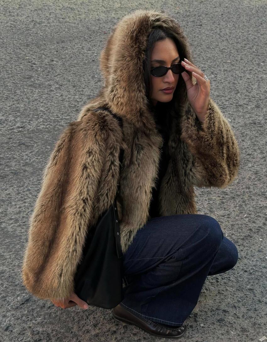 VESTE FAUSSE FOURRURE À CAPUCHE