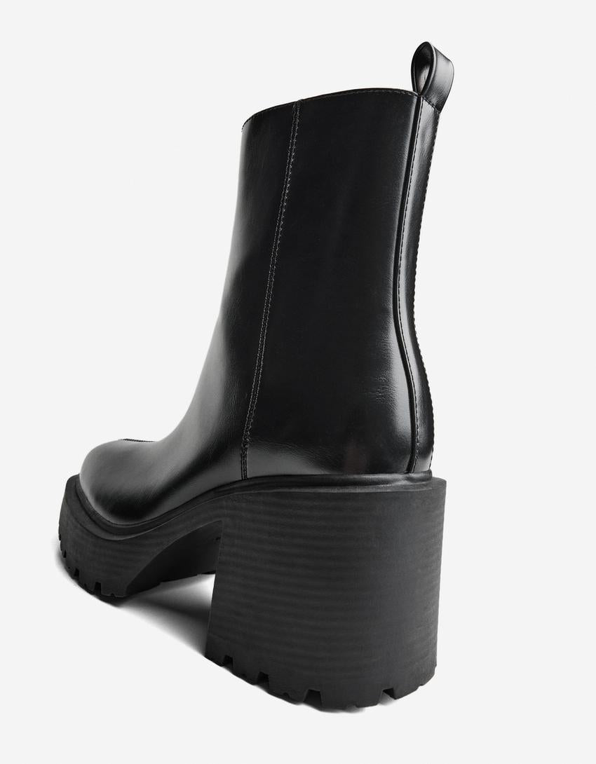 BOTTINE À BOUT CARRÉ