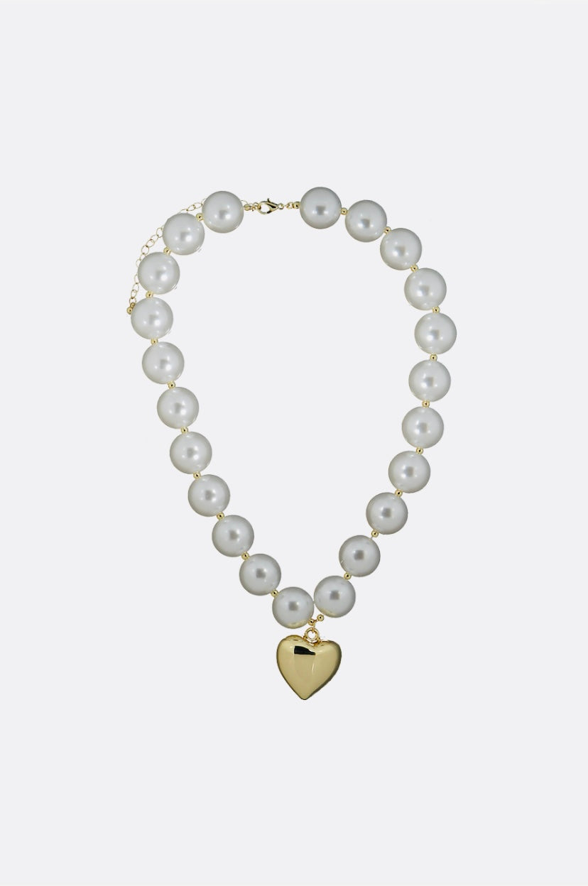 COLLIER AVEC PENDENTIF ET DÉTAILS MÉTALLIQUES