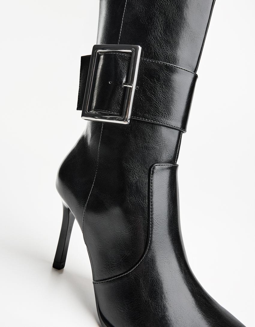 Botte à talon et boucle